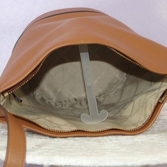 Michael Kors Pebbled Leather Bucket Bag & Jet Set Continental Wallet Set – Acorn - Picture 7 of 13